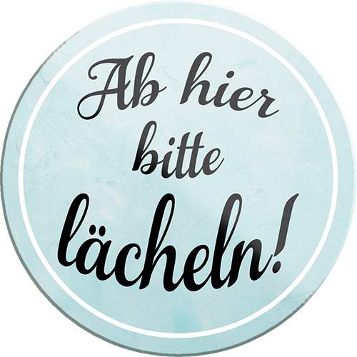 4252024234411	Schilderstore24	 ''Ab hier bitte Lächeln''Schilderstore24 Blechschilder sind perfekt als Geschenk zu Weihnachten, Geburtstage, Feiern, Partys, Grillabende, Namenstag, Feiertag, Mädelsabend, Hochzeit. Jederzeit stilvoll im Wohnzimmer, Partykeller, Garage, Praxis, Büro, Café, Hauseingang Weisheiten Leben Sprichwörter Tipp wahrheit sprichwort tiefsinnig ratschlag