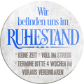 4252024233063	Schilderstore24	 ''Wir befinden uns im Ruhestand''Schilderstore24 Blechschilder sind perfekt als Geschenk zu Weihnachten, Geburtstage, Feiern, Partys, Grillabende, Namenstag, Feiertag, Mädelsabend, Hochzeit. Jederzeit stilvoll im Wohnzimmer, Partykeller, Garage, Praxis, Büro, Café, Hauseingang Familie Zuhause Eltern Geschwister oma opa familie mama papa geschwister