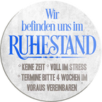 4252024233063	Schilderstore24	 ''Wir befinden uns im Ruhestand''Schilderstore24 Blechschilder sind perfekt als Geschenk zu Weihnachten, Geburtstage, Feiern, Partys, Grillabende, Namenstag, Feiertag, Mädelsabend, Hochzeit. Jederzeit stilvoll im Wohnzimmer, Partykeller, Garage, Praxis, Büro, Café, Hauseingang Familie Zuhause Eltern Geschwister oma opa familie mama papa geschwister