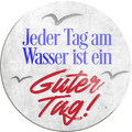 4252024234190	Schilderstore24	 ''Jeden Tag am Wasser ist ein Guter Tag''Schilderstore24 Blechschilder sind perfekt als Geschenk zu Weihnachten, Geburtstage, Feiern, Partys, Grillabende, Namenstag, Feiertag, Mädelsabend, Hochzeit. Jederzeit stilvoll im Wohnzimmer, Partykeller, Garage, Praxis, Büro, Café, Hauseingang Meer Urlaub Sommer Sandstrand meer wasser strand sand urlaub ferien