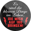 4252024231359	Schilderstore24	 ''Es sind die Kleinen Dinge die auf 180 bringen''Geschenk Weihnachten, Geburtstage, Feiern, Partys, Grillabende, Namenstag, Feiertag, Mädelsabend, Hochzeit Wohnzimmer, Partykeller, Garage, Praxis, Büro, Café, Hauseingang Sarkasmus Ironie Funny Schwarzer Humor faul dumm fun rente lästern teufel