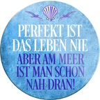 4252024234237	Schilderstore24	 ''Perfekt ist das Leben nie am Meer nah dran''Schilderstore24 Blechschilder sind perfekt als Geschenk zu Weihnachten, Geburtstage, Feiern, Partys, Grillabende, Namenstag, Feiertag, Mädelsabend, Hochzeit. Jederzeit stilvoll im Wohnzimmer, Partykeller, Garage, Praxis, Büro, Café, Hauseingang Meer Urlaub Sommer Sandstrand meer wasser strand sand urlaub ferien