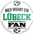 4252024233476	Schilderstore24	 ''Lübeck Fan''Schilderstore24 Blechschilder sind perfekt als Geschenk zu Weihnachten, Geburtstage, Feiern, Partys, Grillabende, Namenstag, Feiertag, Mädelsabend, Hochzeit. Jederzeit stilvoll im Wohnzimmer, Partykeller, Garage, Praxis, Büro, Café, Hauseingang Fußball Mannschaft Verein Bolzen Ball sport liga kicken stadion freizeit