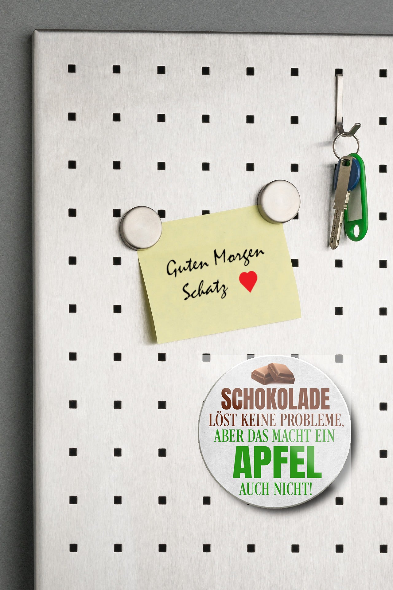 Magnet ''Schokolade löst keine Probleme, Apfel auch nicht'' 8x8x0,3cm