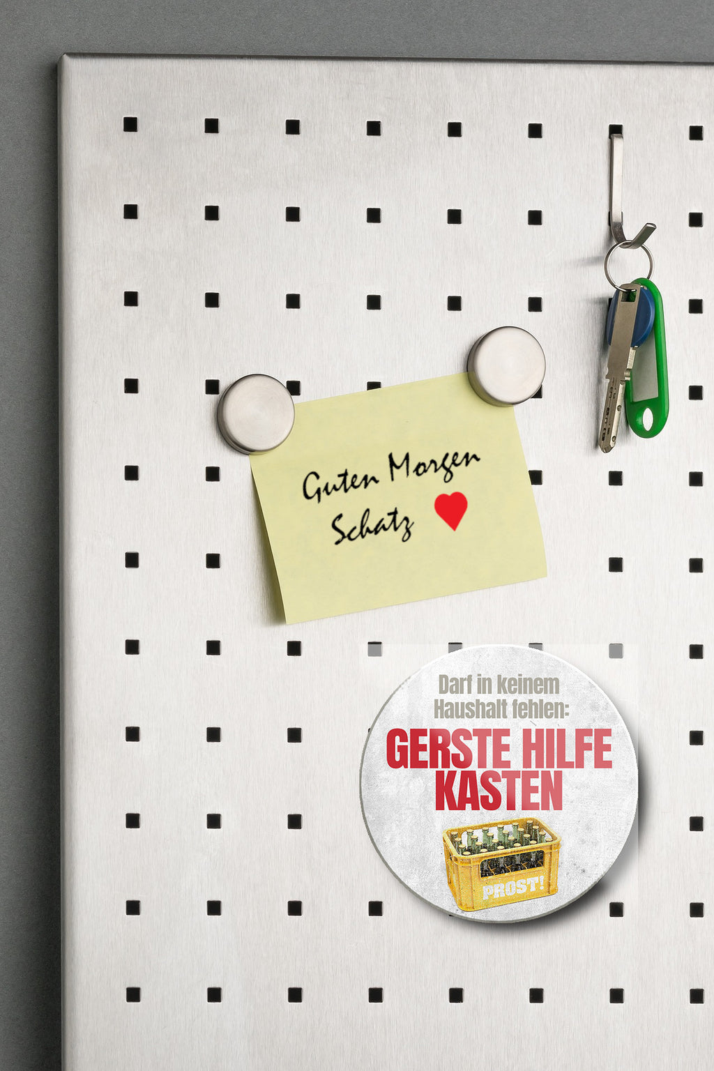Magnet ''Darf in keinem Haushalt fehlen Gerstehilfekasten (grau)'' 8x8x0,3cm