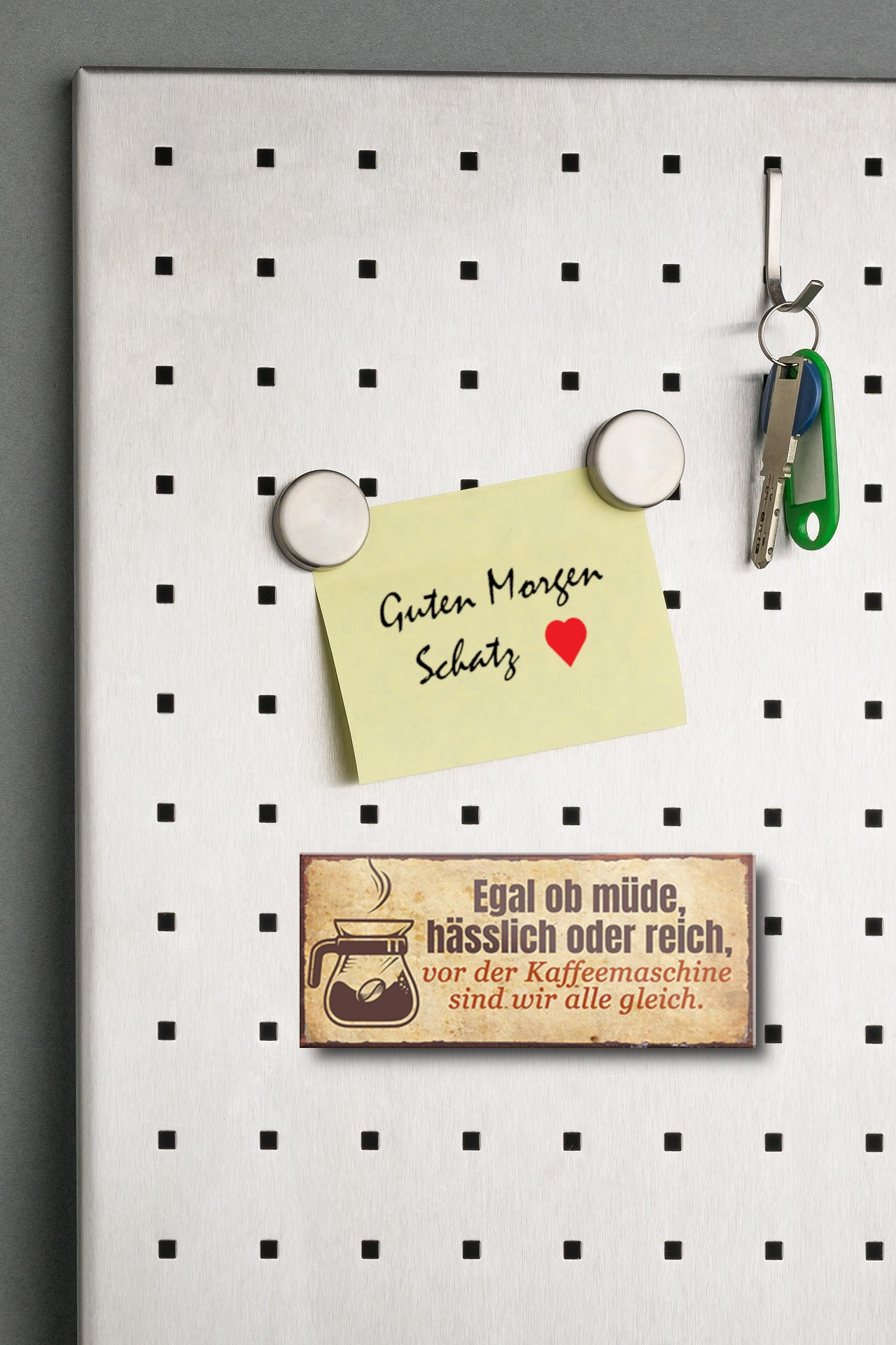 Magnet ''Egal ob müde, hässlich, reich. Vor Kaffeemaschine gleich'' 9,3x4cm