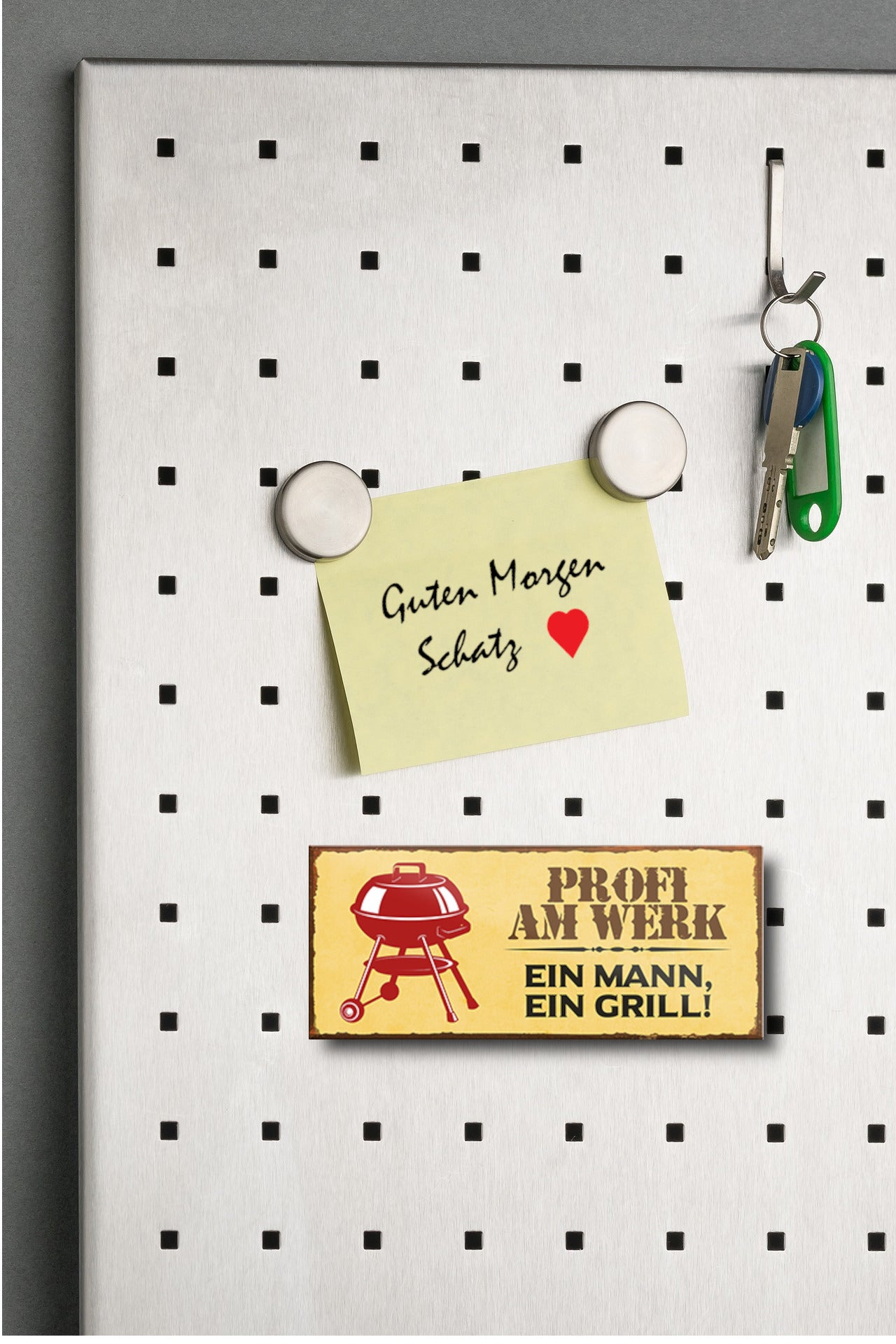 Magnet ''Profi am Werk. Ein Mann, ein Grill''9,3x4cm