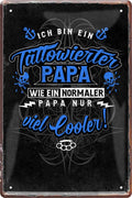 4252024221121 Schilderstore24 	Schilderstore24 Blechschilder sind perfekt als Geschenk zu Weihnachten, Geburtstage, Feiern, Partys, Grillabende, Namenstag, Feiertag, Mädelsabend, Hochzeit. Jederzeit stilvoll im Wohnzimmer, Partykeller, Garage, Praxis, Büro, Café, Hauseingang Familie Zuhause Eltern Geschwister oma opa familie mama papa geschwister ''Tattowierter Papa''		20x30cm