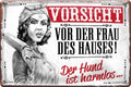 4252024219920 Schilderstore24 	Schilderstore24 Blechschilder sind perfekt als Geschenk zu Weihnachten, Geburtstage, Feiern, Partys, Grillabende, Namenstag, Feiertag, Mädelsabend, Hochzeit. Jederzeit stilvoll im Wohnzimmer, Partykeller, Garage, Praxis, Büro, Café, Hauseingang Sarkasmus Ironie Funny Schwarzer Humor faul dumm fun rente lästern teufel ''Vorsicht vor der Frau des Hauses''		20x30cm