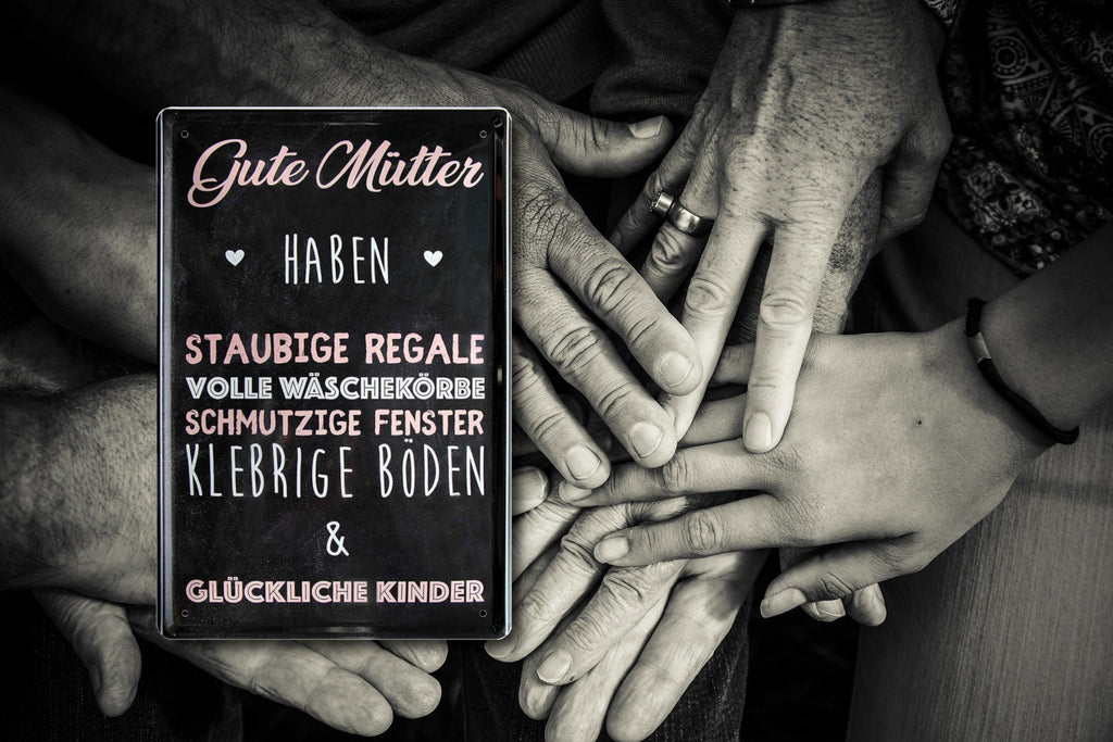 Blechschild ''Gute Mütter haben staubige Regale, volle Wäschekörbe'' 20x30cm