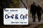 Blechschild ''Hier wohnen Omi & Opi'' 18x12cm