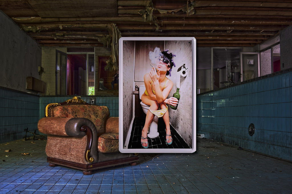 Blechschild ''Pinup rauchend auf WC'' 20x30cm