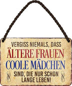 4252024210538 Schilderstore24 Schilderstore24 Blechschilder sind perfekt als Geschenk zu Weihnachten, Geburtstage, Feiern, Partys, Grillabende, Namenstag, Feiertag, Mädelsabend, Hochzeit. Jederzeit stilvoll im Wohnzimmer, Partykeller, Garage, Praxis, Büro, Café, Hauseingang Sarkasmus Ironie Funny Schwarzer Humor faul dumm fun rente lästern teufel	 ''Vergiss niemals ältere Frauen coole Mädchen''		18x12cm